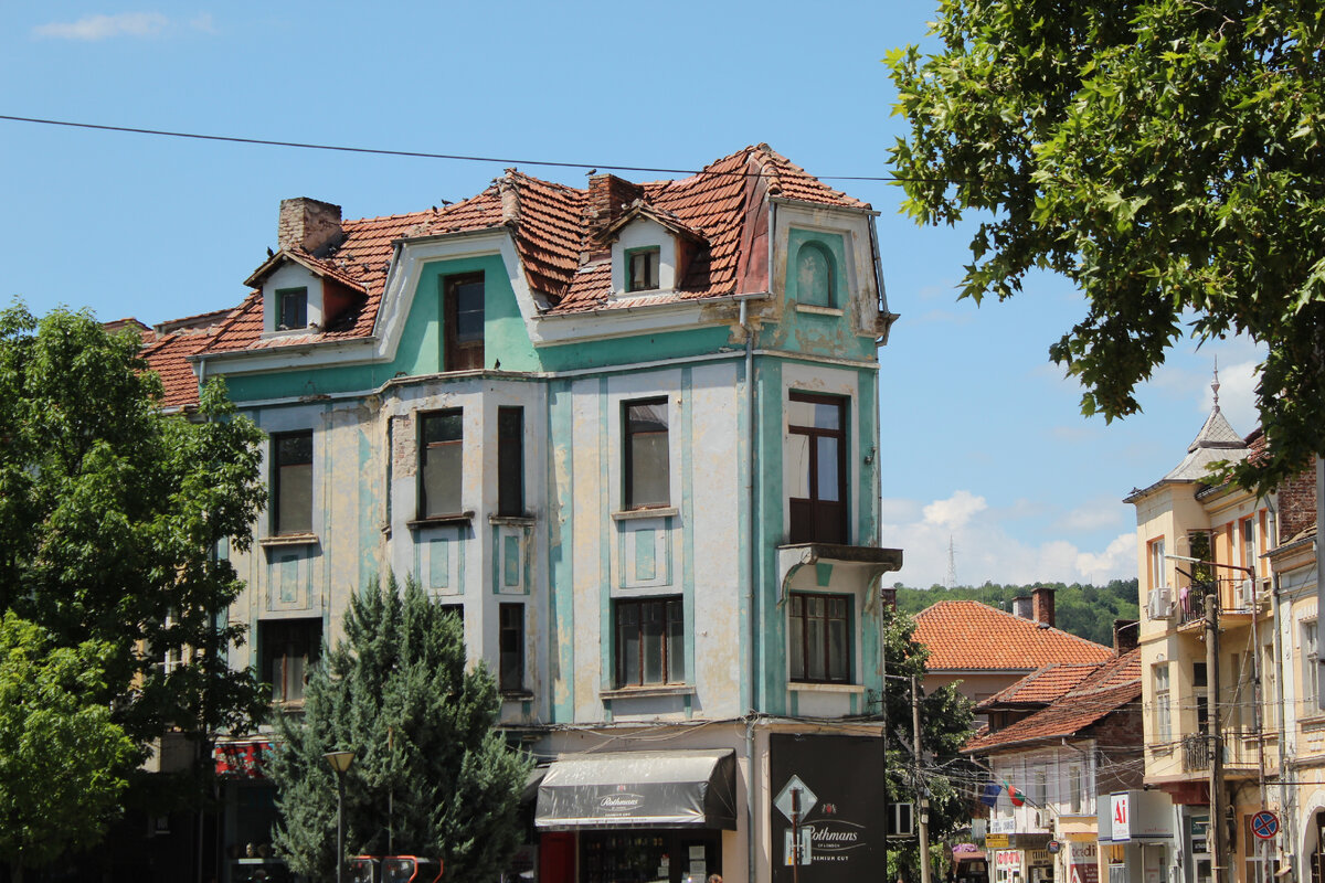 Старое здание в центре города Монтана. Болгария. 2021