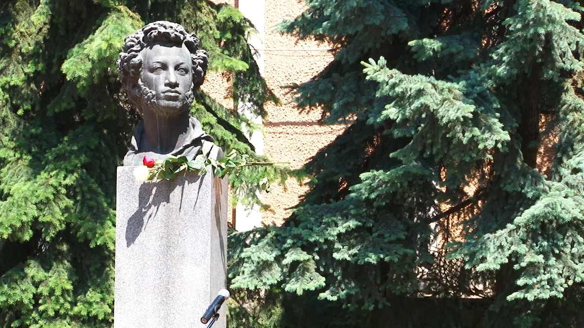 скромный бюст А.С. Пушкина