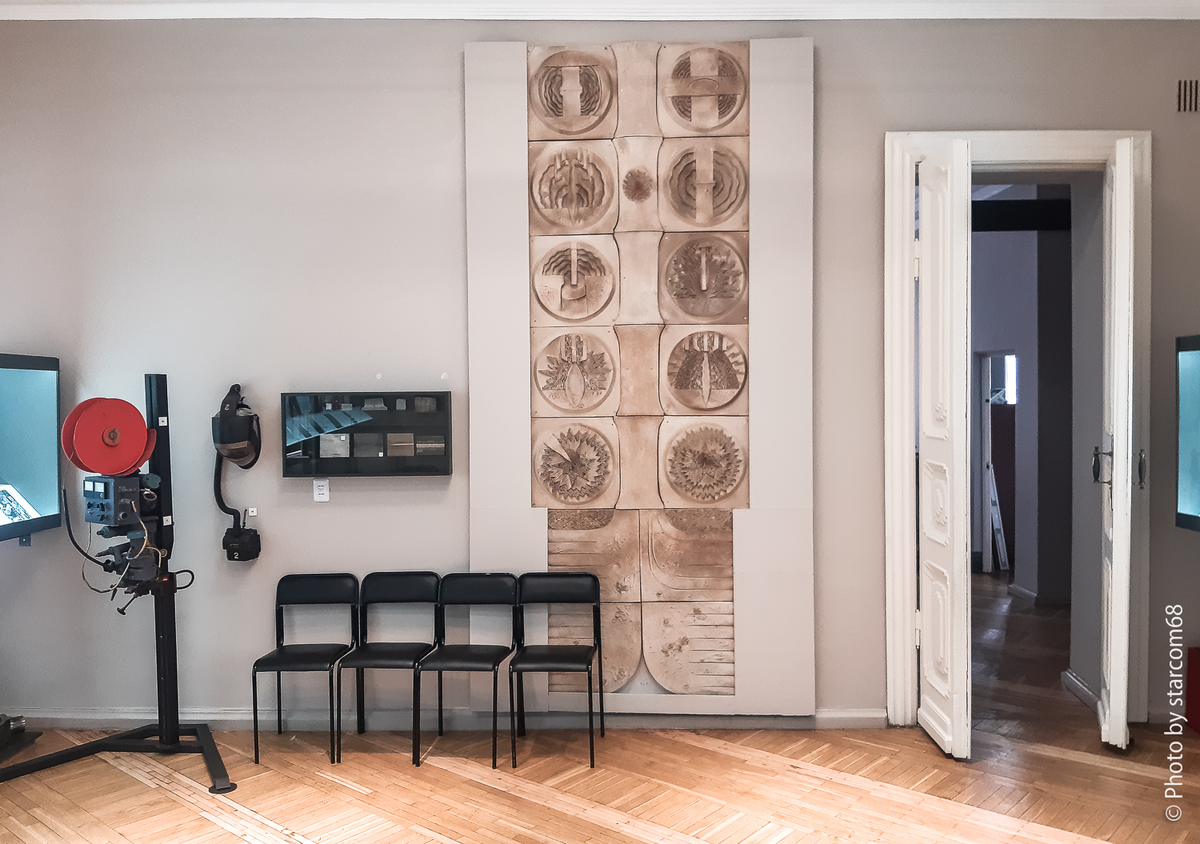 Общий вид части зала "Современные способы сварки" с барельефами