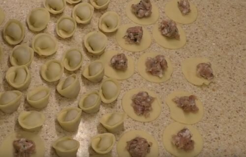 Блюда из фарша и теста пельменного. Ленивые пельмени рулетом. Что можно приготовить из пельменного. Что можно приготовить из пельменного. Пельмени в слоеном тесте.