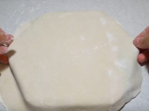 тесто для пельменей домашних на кипятке. рецепт заварного теста для пельменей. пельменное тесто с растительным маслом рецепт. тесто на минеральной воде для чебуреков. лучшее пельменное тесто в растительным маслом.