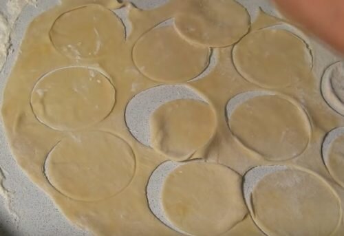 пельменное тесто ингредиенты. тесто для пельменей на минералке. тесто для пельменей. тесто для пельменей. тесто для пельменей рецепт.