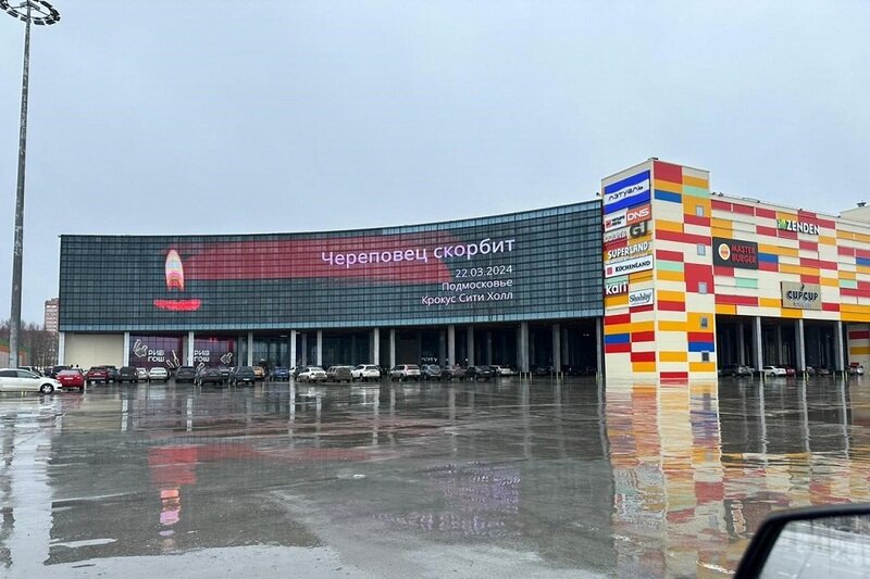    Цветы в память о погибших в "Крокус Сити Холле" появились у импровизированных мемориалов у Дворца металлургов, Дворца химиков и Ледового дворца