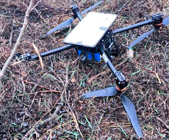 Крупный квадрокоптер «Баба-яга». Управлялся через спутниковый интернет Starlink (терминал сверху). Потому не чувствителен к РЭБ. Сбивается преимущественно из стрелкового оружия... (фото из открытых источников)