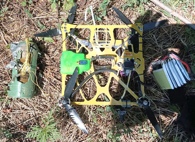 Некое недоразумение, но по сути – квадрокоптер. Кустарный FPV-дрон с боевой частью (или сбросом), собранной на основе двух ручных гранат РГН (фото из открытых источников)