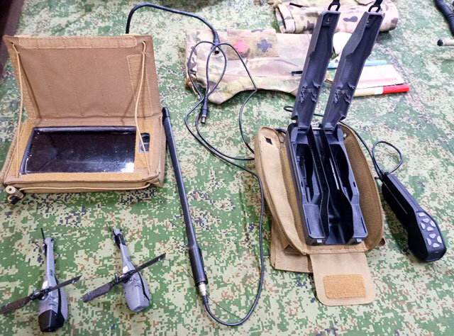 Комплект трофейных Black Hornet Nano. Непосредственно пара машинок, боксы, пульт, антенна, планшет (фото из открытых источников)