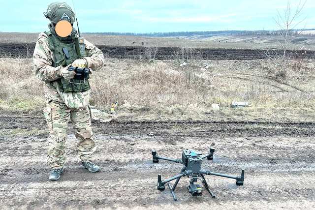 Оператор и квадрокоптер уже довольно крупный, но ещё не формат сверхбольших агро-дронов (фото из открытых источников)