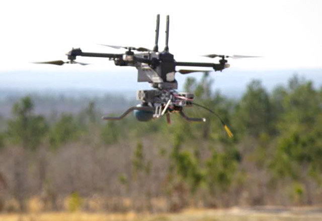 Американцы тоже тренируются. Квадрокоптер со сбросом, в виде ручной гранаты M67. Некая местная машина, явно крупнее привычных Мавиков (фото из открытых источников)