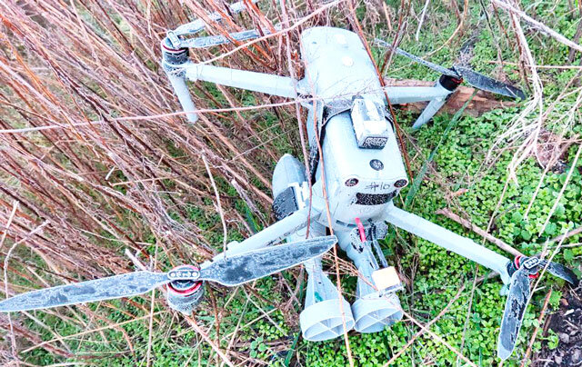 Сваленный гражданский квадрокоптер, уже изморозью покрылся. Нёс пару кустарных бомбочек. Не донёс (фото из открытых источников)