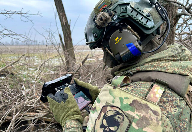 Работа оператора с пультом. Дрон над позициями противника (фото из открытых источников)