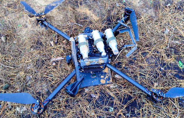 Очередная сбитая «Баба-яга» брюхом кверху. Боеприпасы не успела сбросить. Три малые авиабомбы ПТАБ-2.5 (фото из открытых источников)