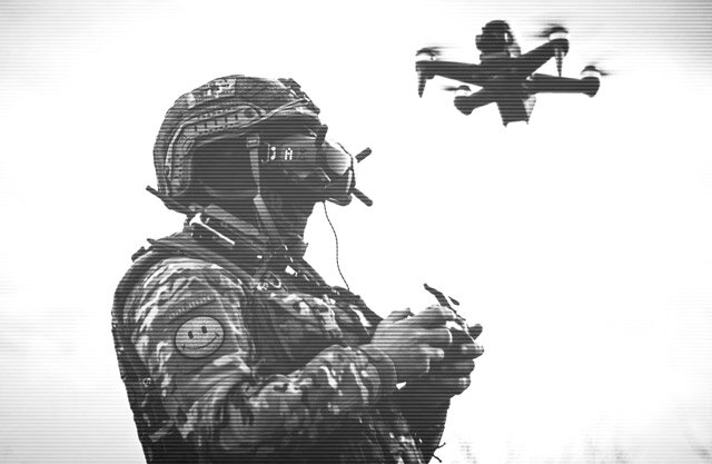 FPV-дрон и оператор с пультом и в очках (фото из открытых источников)