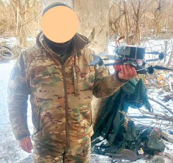 Посаженный FPV-дрон противника с неким кустарным боеприпасом. Брать в руки такие штуки можно только с умом и после очень тщательных проверок... (фото из открытых источников)
