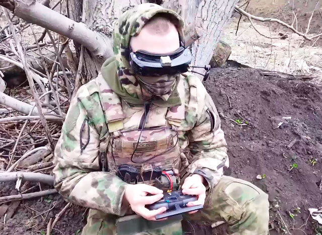 Оператор FPV-дрона с пультом, в очках, где-то на позициях в зоне СВО (фото из открытых источников)