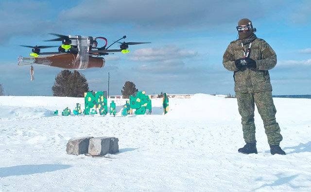 Наши тренируются вождению ударных-камикадзе FPV-дронов. Боевая часть (фото из открытых источников)