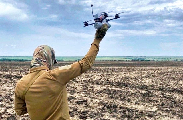 Боец готовится к запуску FPV-дрона «камикадзе» с кустарной боевой частью, СВУ (фото из открытых источников)