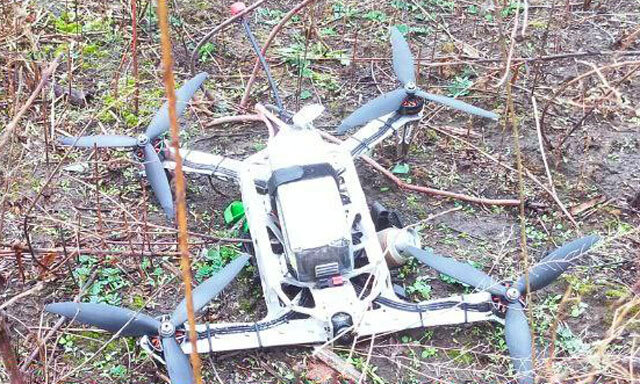 Посаженный FPV-дрон противника, упавший, возможно под воздействием средств РЭБ. Боевая часть не взорвалась. Но нужно быть аккуратным! Может сработать на перемещение, или быть завязана на таймер или управляемый или дистанционный подрыв... (фото из открытых источников)