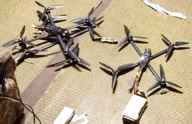 Подготовка FPV-дронов, подключение батарей (фото из открытых источников)