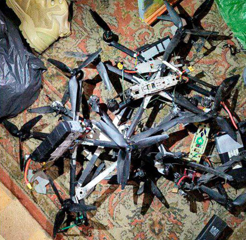 Кучка основ сбитых, заглушенных FPV-дронов. Коллекция одной из групп наших в СВО (фото из открытых источников)