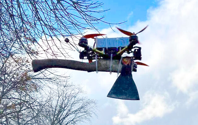 А это FPV-дрон на случай если всё НАТО вторгнется на Русские земли. Шутка! Но тогда действительно всё будет по-другому. ВСЁ! (фото из открытых источников)