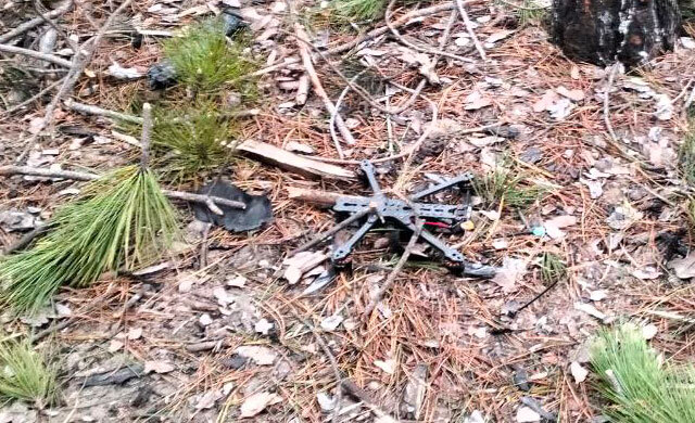 Сбитый FPV-дрон, также основа, утратившая при падении батарею и боевую часть (фото из открытых источников)