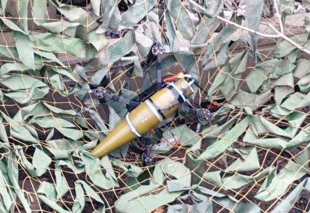 Упавший на масксеть над техникой FPV-дрон. Не сработал. Повезло. Даже такая номинальная защита, маскировка, бывает помогает (фото из открытых источников)