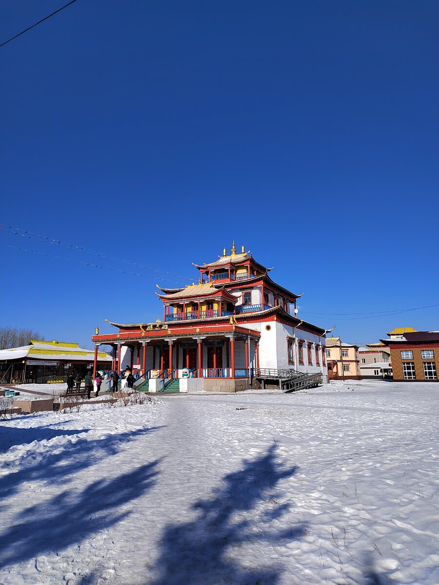 Днем мы гуляли по Иволгинскому дацану, а закат встречали по территории дацана Ринпоче Багша, что находится в Улан-Удэ