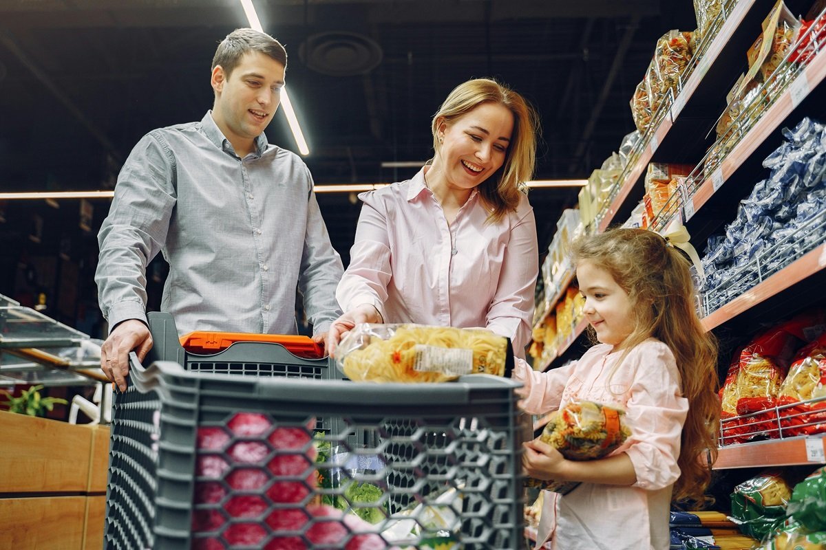 Если раньше, при советской власти, многих продуктов на прилавках магазинов просто не было, то сейчас современные продукты питания принято удешевлять, применяя способ подделки.-2