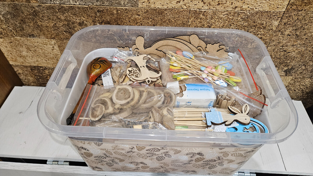 Шкаф для тмц (шам). Полки для инструмента в гараже. Хранение материалов и инструментов. Ящик с инструментами в мастерской. Хранение материалов и инструментов.