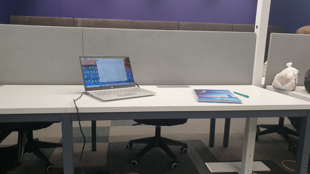 Комфортные рабочие столы и атмосфера open-office в коворкинге "ПРОСТО"