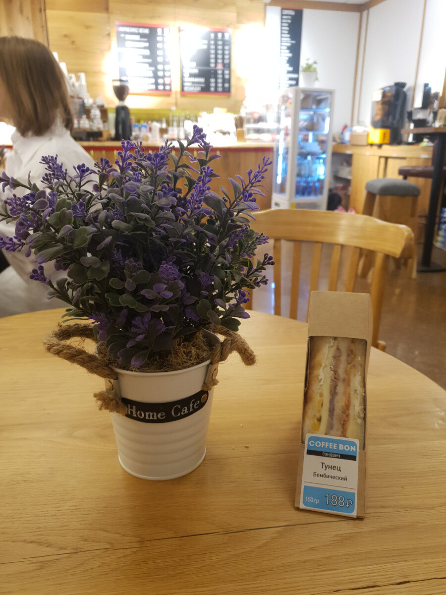 Атмосфера классная, сендвичи очень вкусные и достаточно недорогие для кофейни