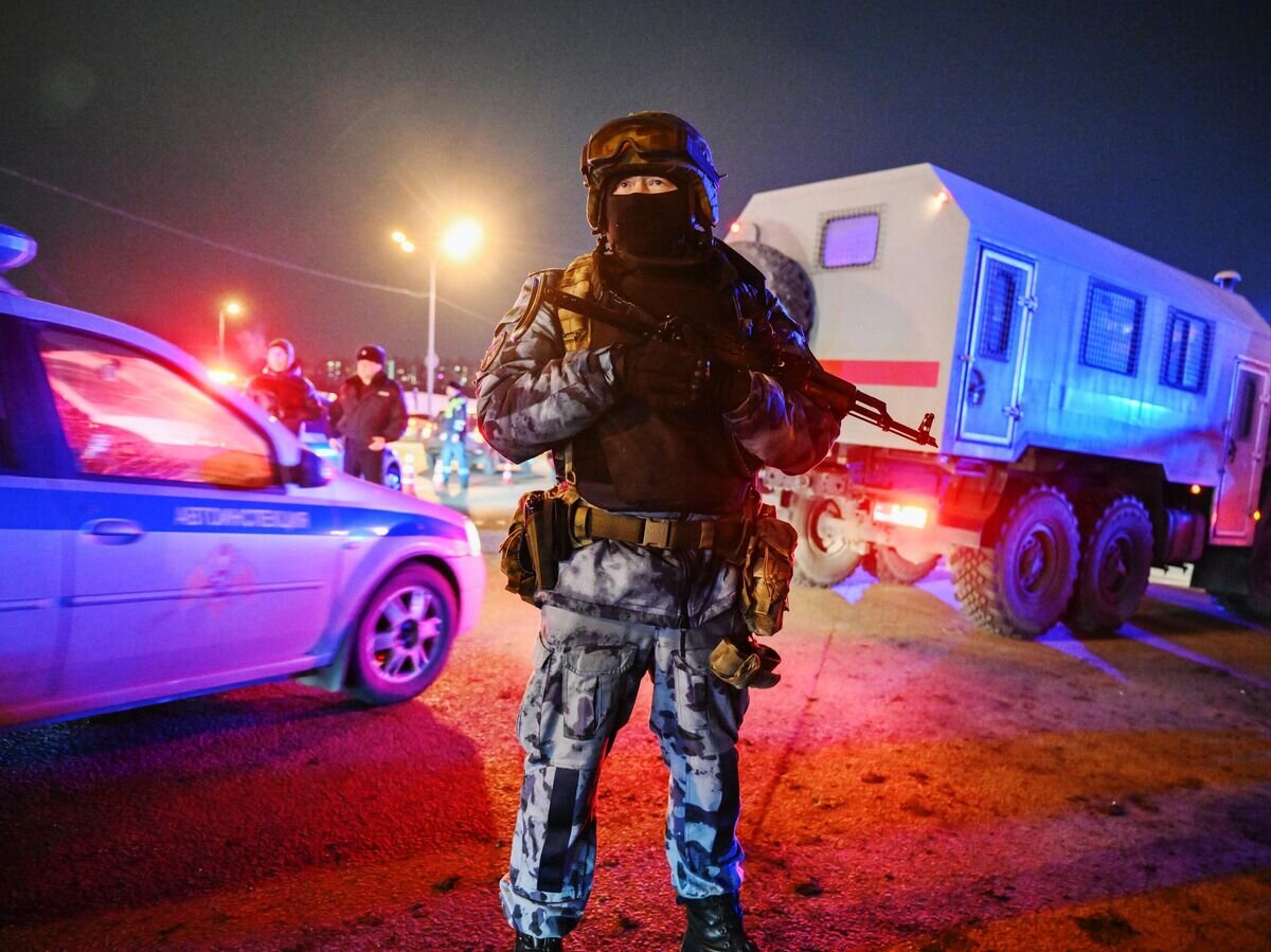    Сотрудник Росгвардии в оцеплении у концертного зала "Крокус Сити Холл", где произошла стрельба© РИА Новости / Максим Блинов