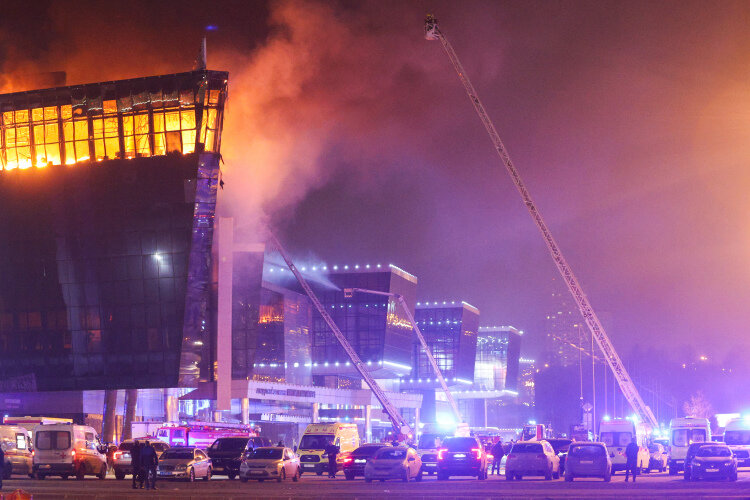    Нападавшие зажгли коктейли Молотова и кидали их прямо в зал. Начался пожар Фото: Алексей Белкин
