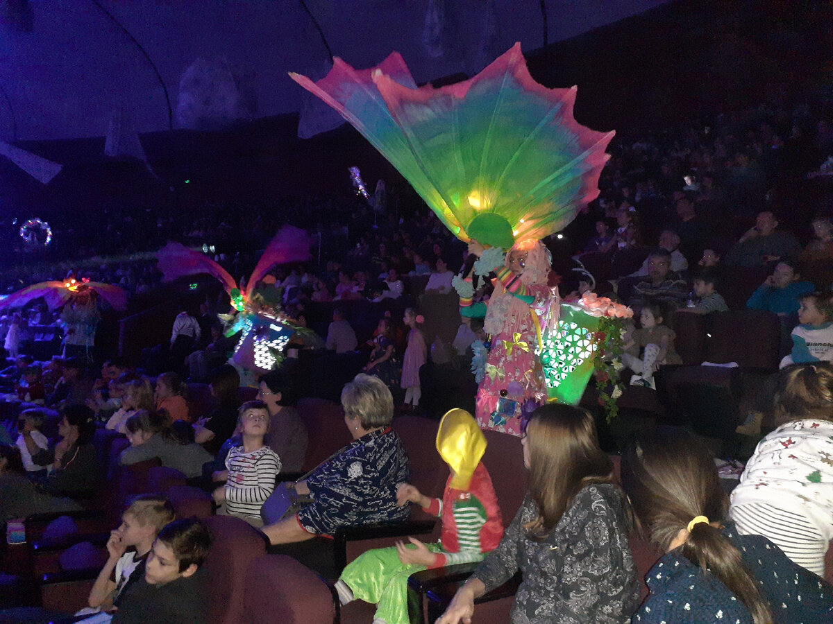 Зал Крокус Сити Холла, чтоб вы могли представить вместимость. Из моих личных архивов