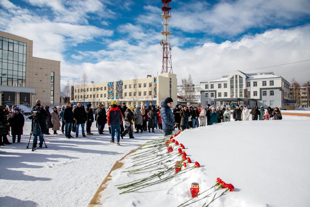   В Сургуте почтили память погибших в теракте в Московской области