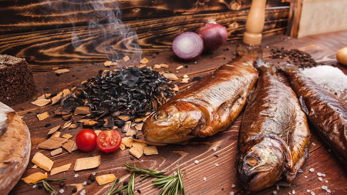 Как делают копченое. Грудинка холодного копчения. Копченые колбаски. Корейка свиная копченая. Копчение мяса и рыбы.