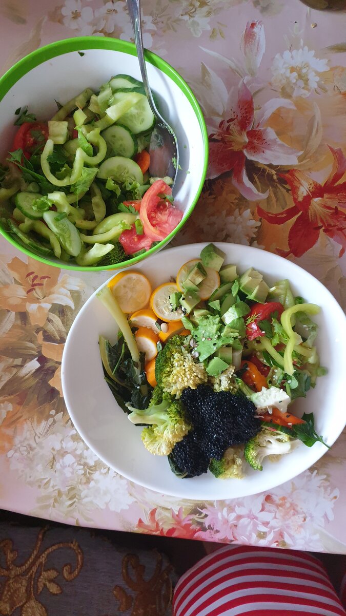 Овощи - содержат огромное количество микроэлементов, витаминов, воды и помогают поддерживать работу организма на качественном уровне. Натуральные цельные продукты помогают поддерживать гомеостаз внутри, а значит сбалансируют процессы жизнедеятельности и помогут сохранить тонус и хорошее настроение