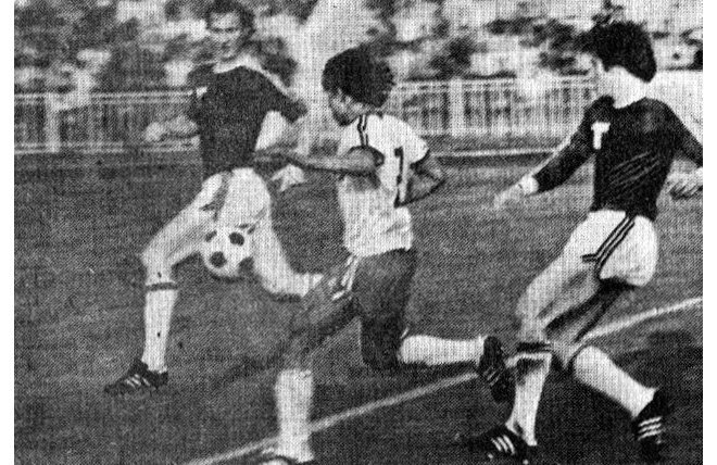 «Торпедо» - «Динамо» (Киев) – 1:2. Торпедовец Юрий Миронов (слева), динамовец Александр Хапсалис и торпедовец Василий Жупиков (справа).
