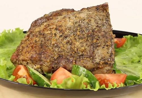 блюда из свинины. стейк на сковороде. свиная отбивная. отбивные. отбивная из свинины.