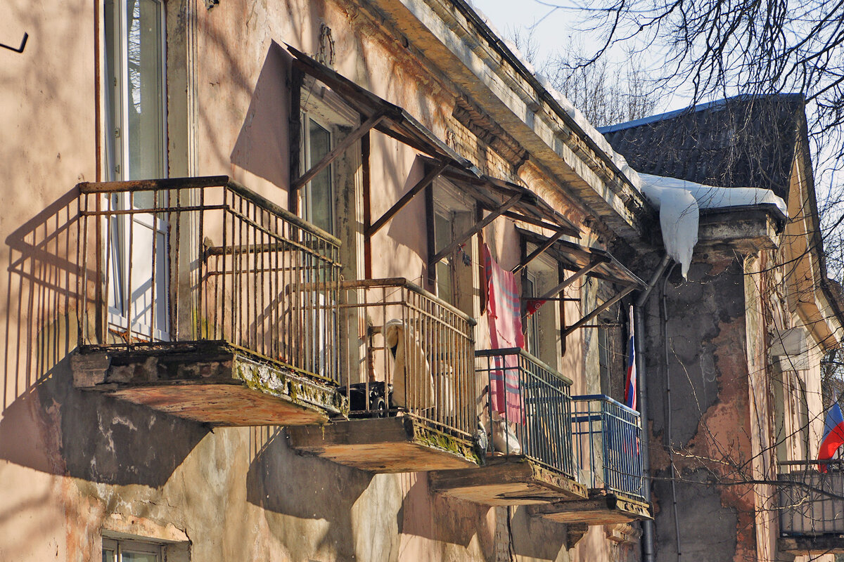 Прикольная, хотя и обветшавшая архитектура улицы Мусоргского. Листайте (7 кадров).