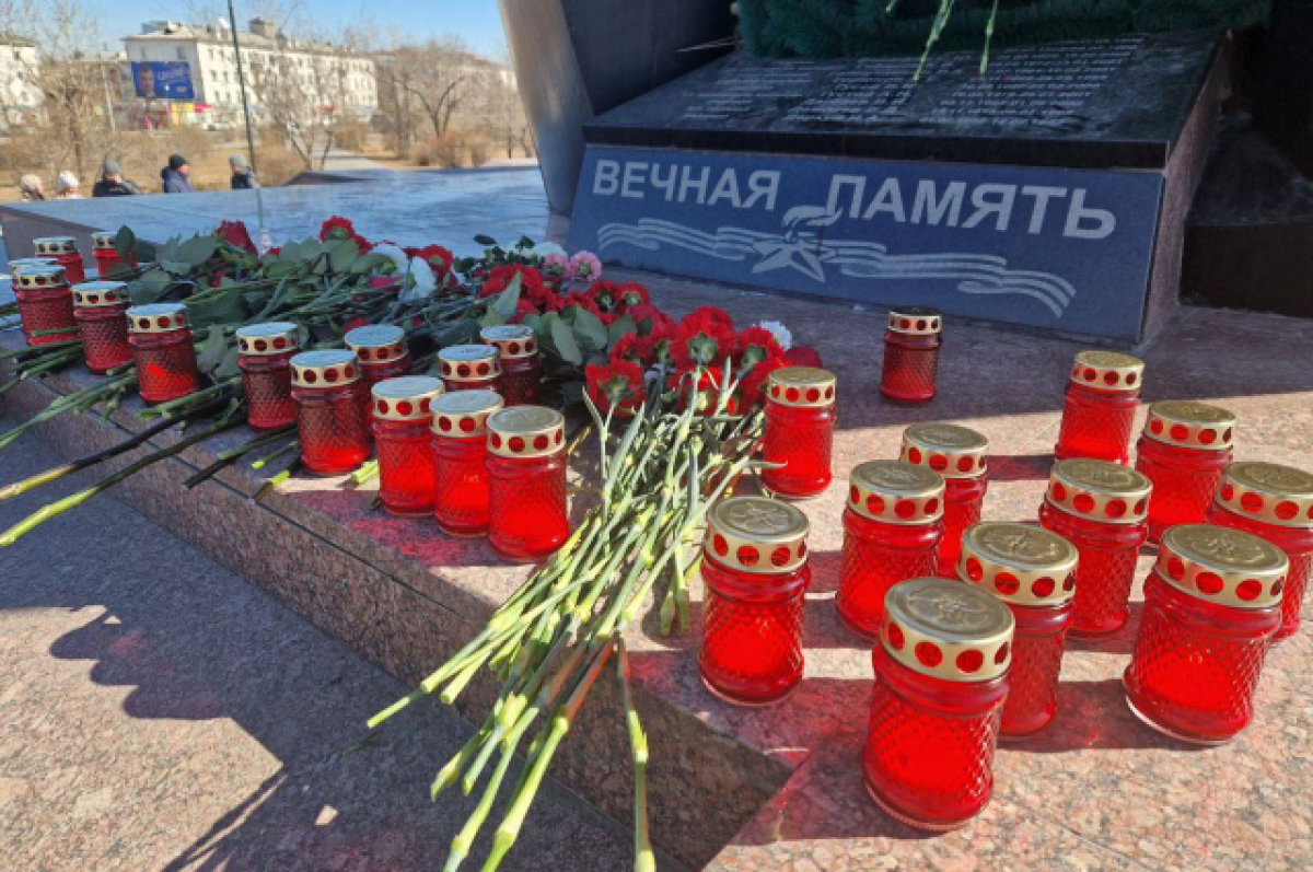    В Улан-Удэ несут цветы к стихийному мемориалу памяти жертв теракта в Москве