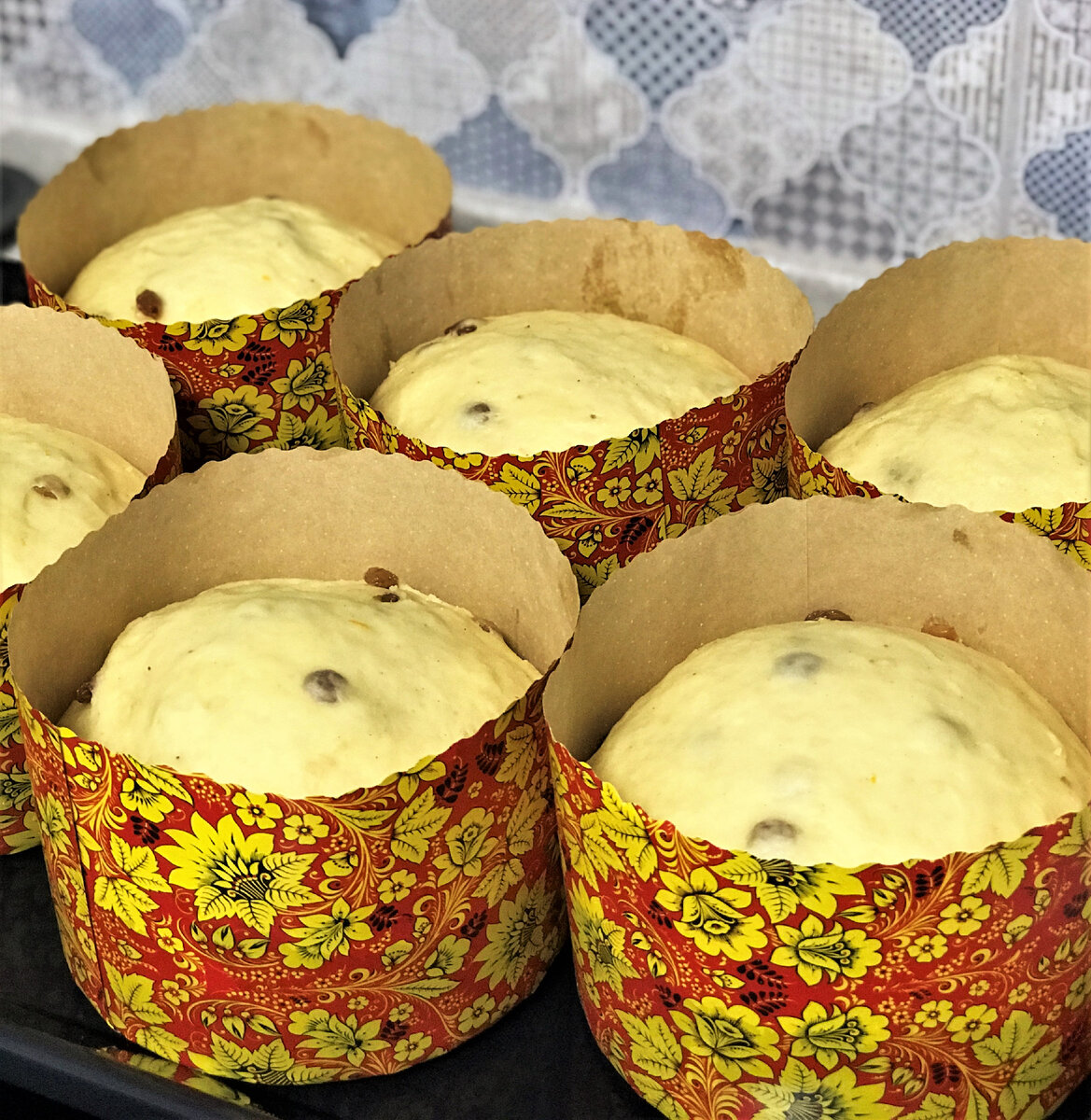 Куличи на расстойке (фото из личного архива).