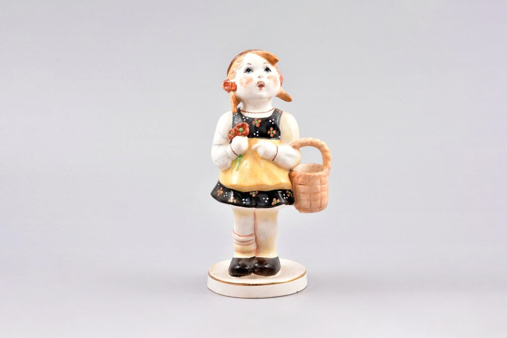 Статуэтка «Красная шапочка». 1947 год, Рижская фарфоровая фабрика. Автор росписи Ирина Сочеванова