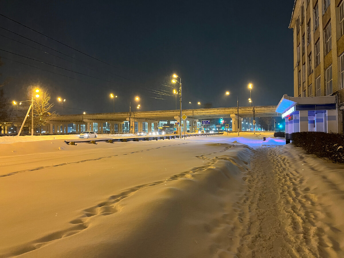 Заметённая снегом пешеходная дорожка вдоль ТПКДЛ (вид в сторону микрорайона Мигалово).