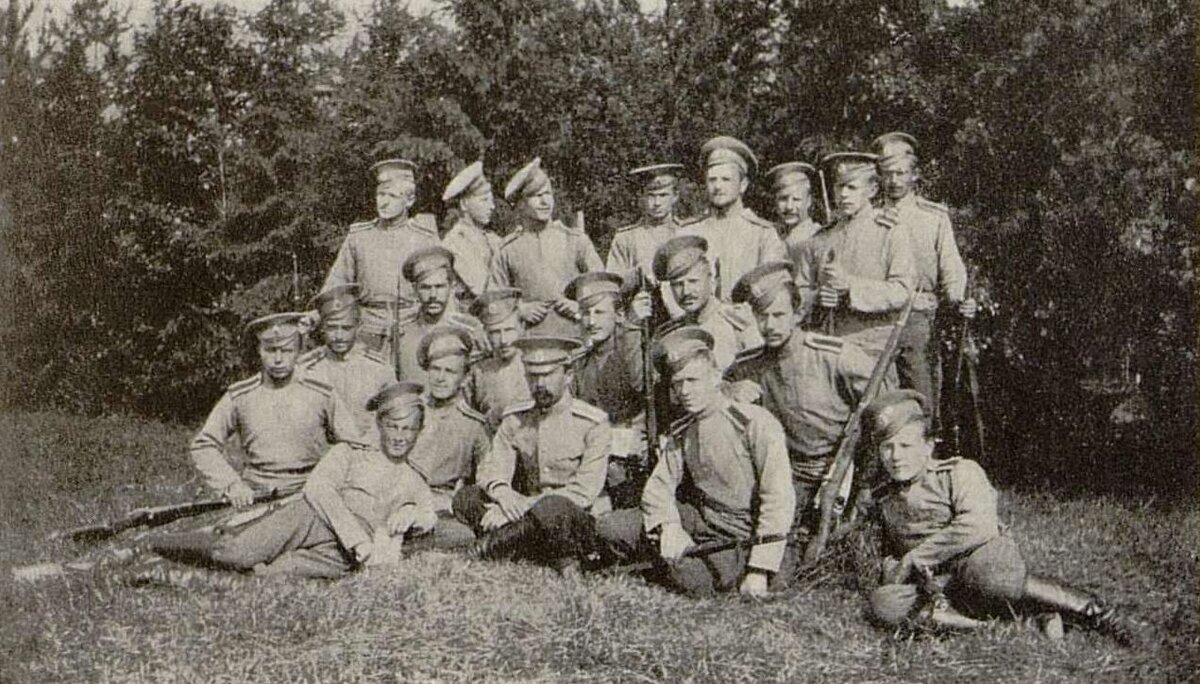 Лагерь. Маневры. Командир сотни полковник Л.И.Соколов среди юнкеров сотни