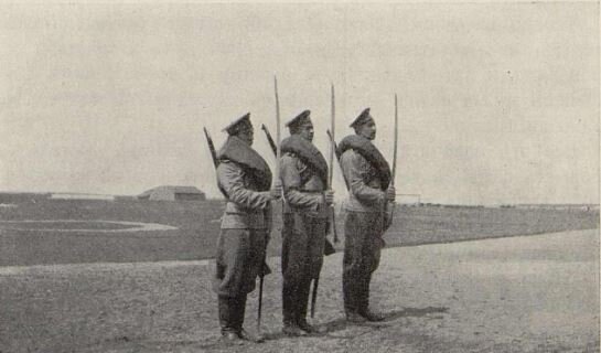 Казачья сотня Николаевского кавалерийского училища на маневрах в лагере. Смена караула