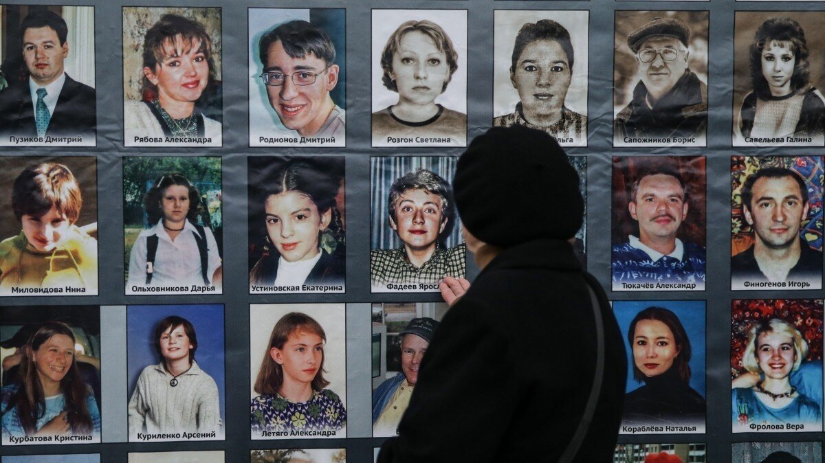 Фотографии погибших в теракте в театре на Дубровке на стене мемориала «В память о жертвах терроризма» в Москве.Фото: ТАСС / Сергей Савостьянов