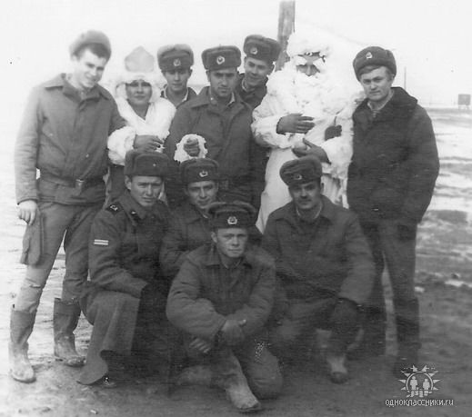 На фото: всё по уму - и Снегурка, и Дед Мороз с "малышами", прослужившими до одного года в ДРА.