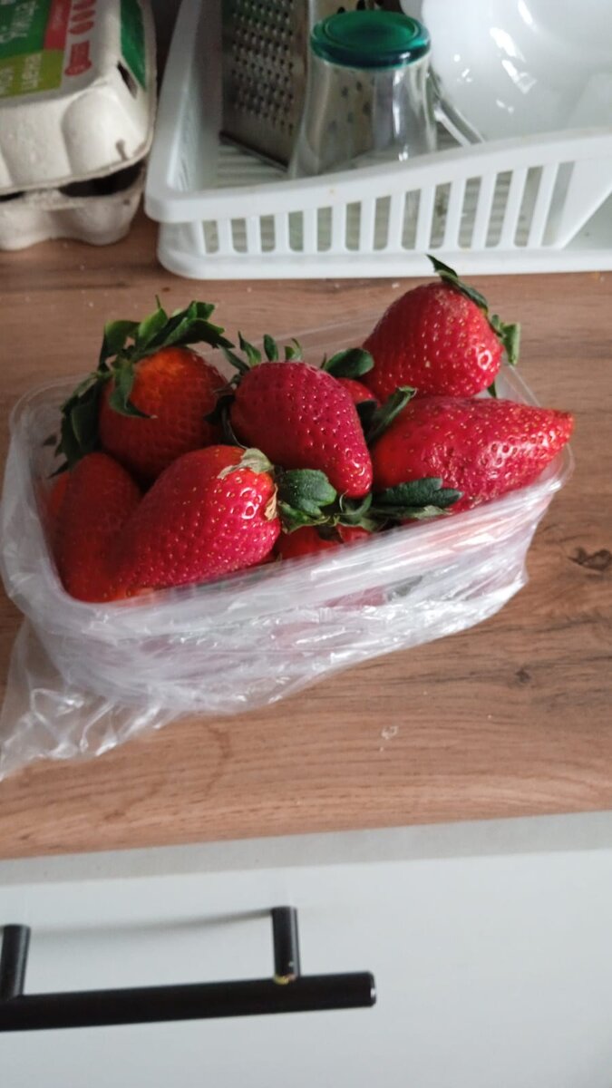 Дремучий мужик решил побаловать меня клубникой