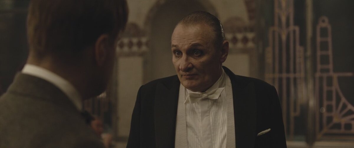 Арчибальд Арчибальдович тут похож не на пирата, а на Таинственного человека из «Шоссе в никуда». А между прочим - Дэвид Линч старого образца, возможно, был бы идеальным кандидатом для постановки в Голливуде.